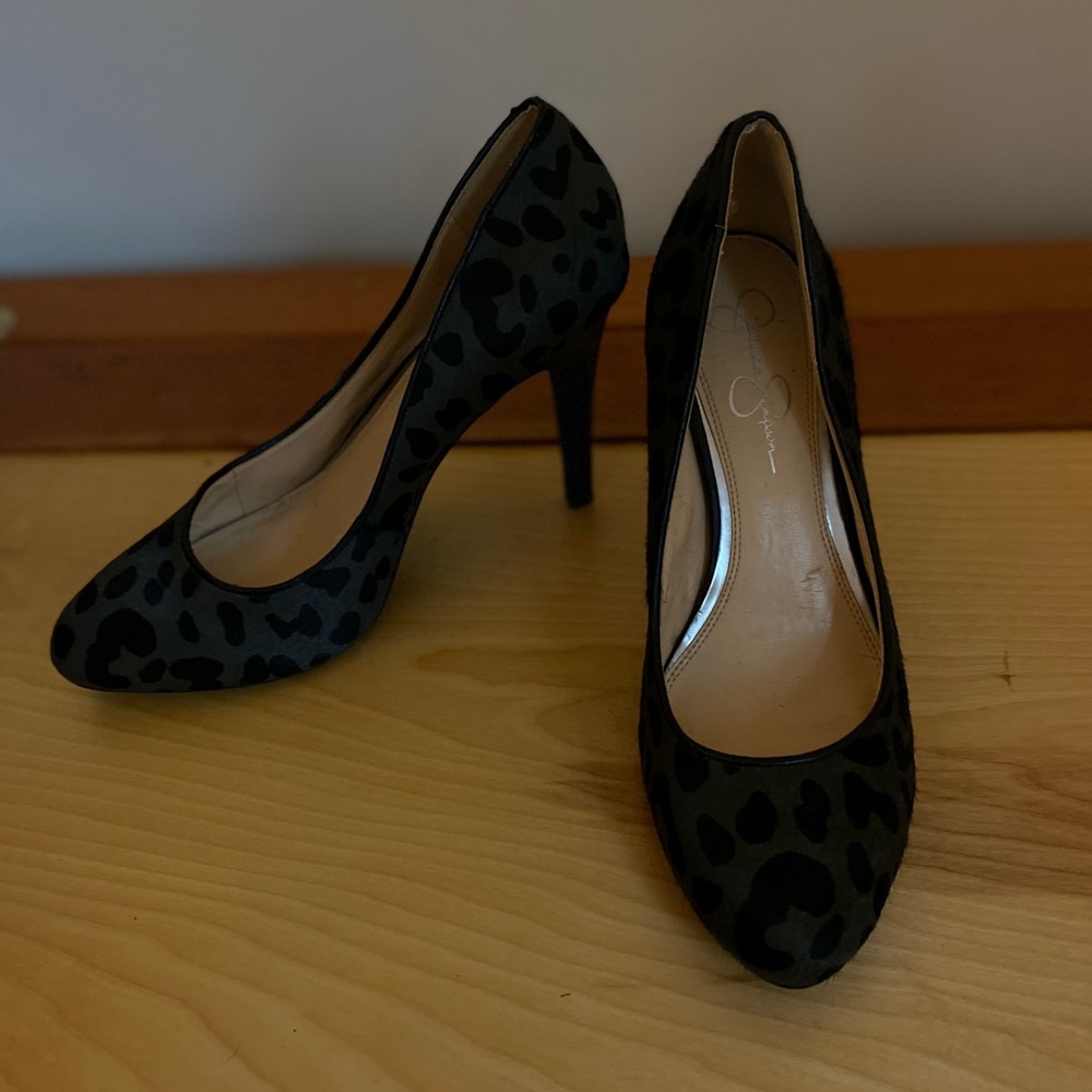 Leopard suede pumps